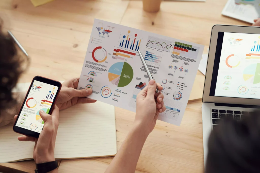 Consultor senior analizando el mercado